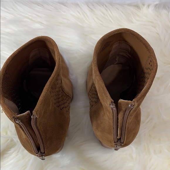 Gianni Bini brown suede leather zip ankle boots - Picture 6 of 8